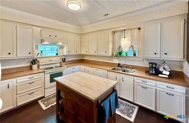 602 N Ridge Street, Hallettsville, TX 77964