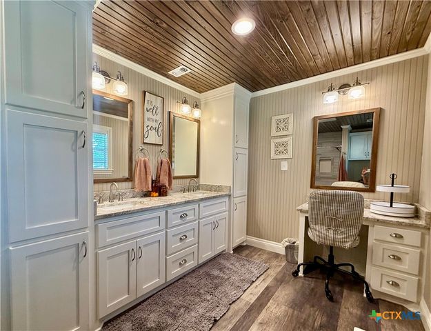 602 N Ridge Street, Hallettsville, TX 77964