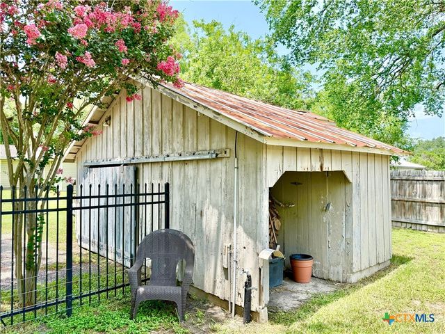 602 N Ridge Street, Hallettsville, TX 77964