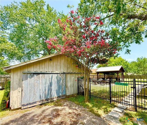 602 N Ridge Street, Hallettsville, TX 77964
