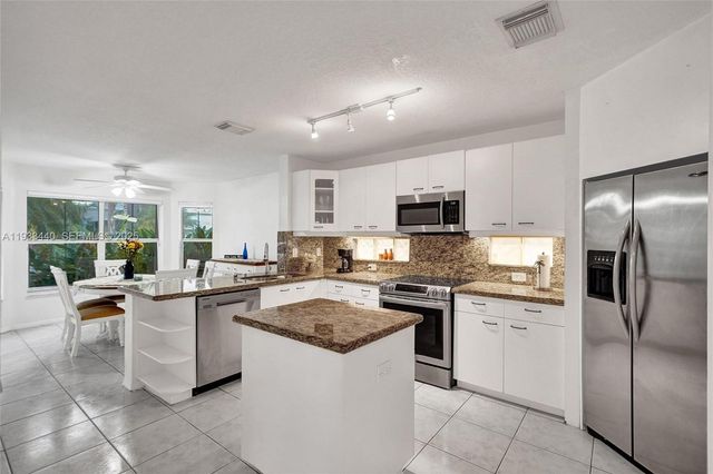 1046 Satinleaf St, Hollywood, FL 33019