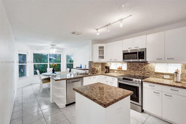 1046 Satinleaf St, Hollywood, FL 33019