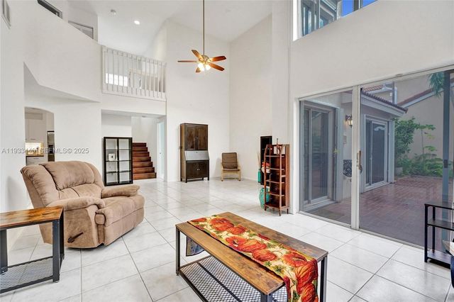 1046 Satinleaf St, Hollywood, FL 33019