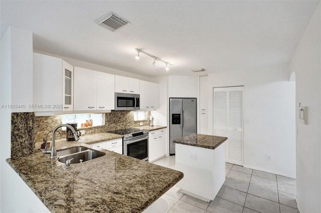 1046 Satinleaf St, Hollywood, FL 33019