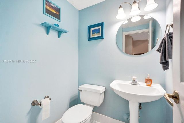 1046 Satinleaf St, Hollywood, FL 33019