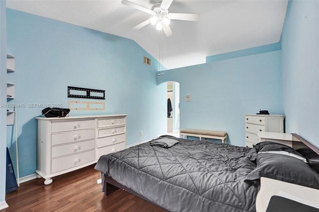 1046 Satinleaf St, Hollywood, FL 33019