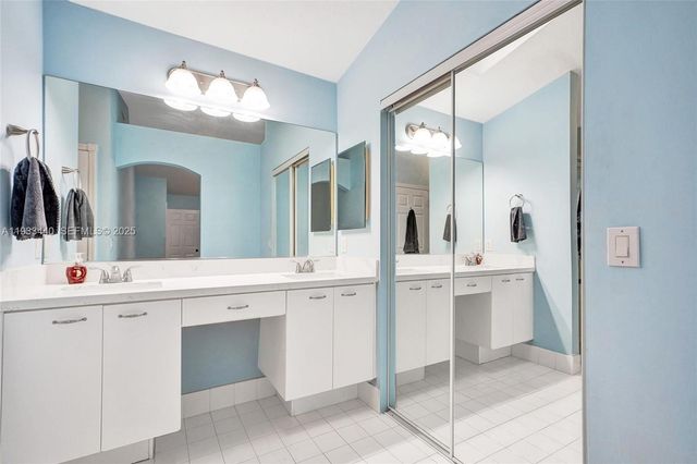 1046 Satinleaf St, Hollywood, FL 33019