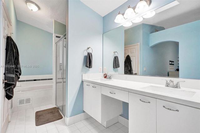 1046 Satinleaf St, Hollywood, FL 33019