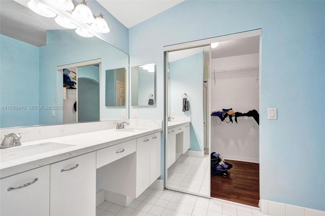 1046 Satinleaf St, Hollywood, FL 33019