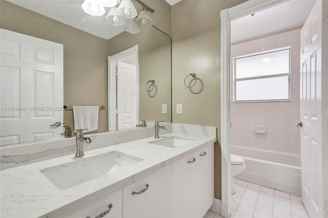 1046 Satinleaf St, Hollywood, FL 33019