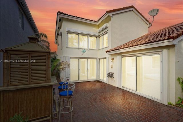 1046 Satinleaf St, Hollywood, FL 33019