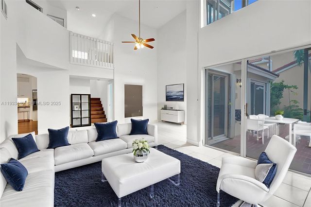 1046 Satinleaf St, Hollywood, FL 33019