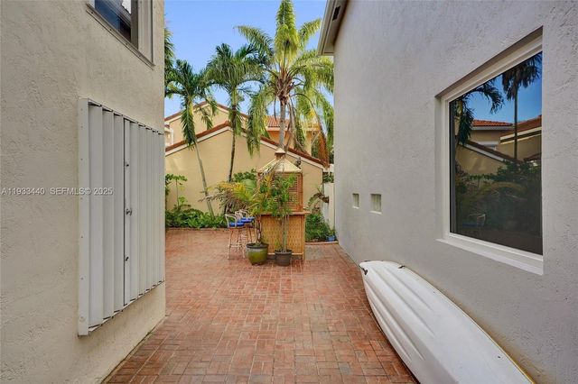 1046 Satinleaf St, Hollywood, FL 33019