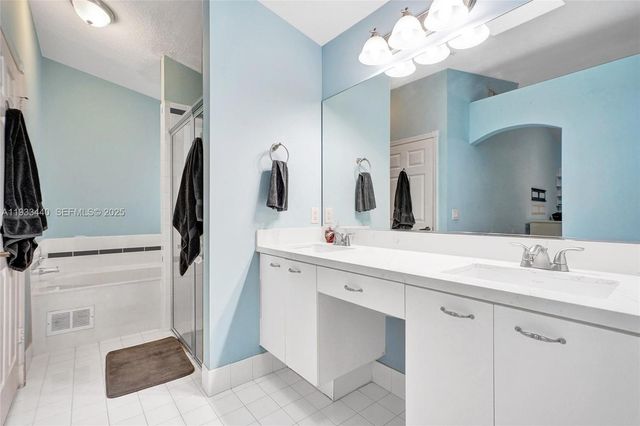 1046 Satinleaf St, Hollywood, FL 33019