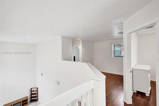 1046 Satinleaf St, Hollywood, FL 33019