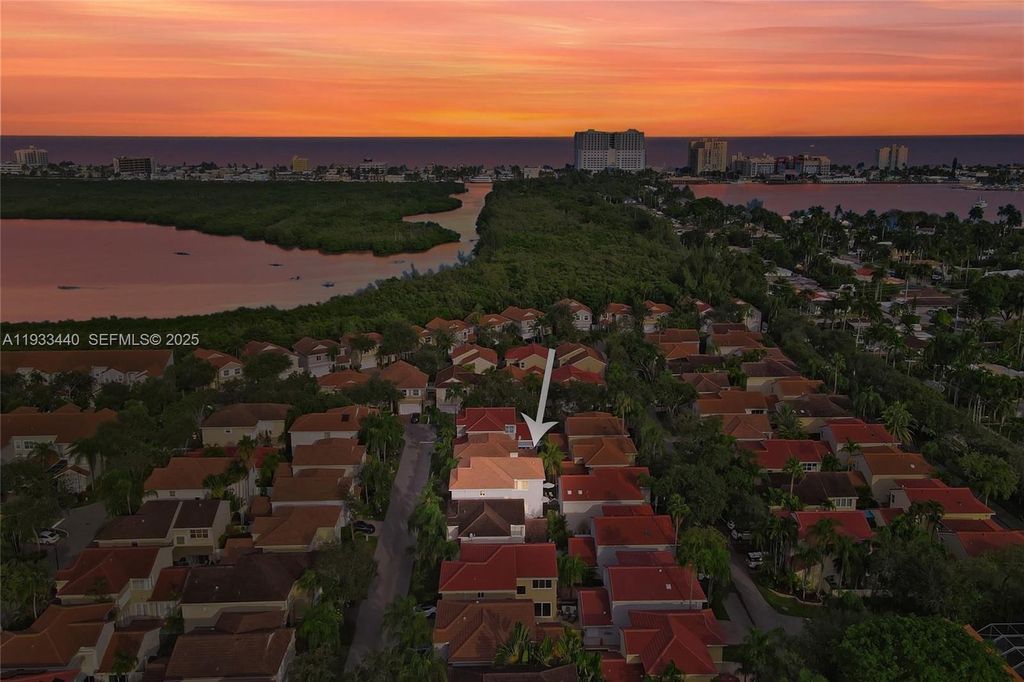 1046 Satinleaf St, Hollywood, FL 33019