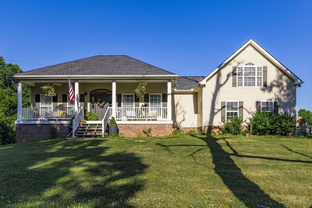 915 Bowling Branch Rd, Cottontown, TN 37048