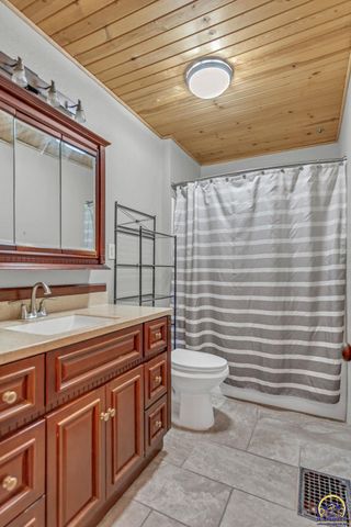 1034 SW Lincoln ST, Topeka, KS 66604