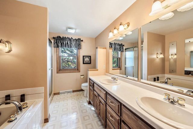 1986 TYLER LANE, De Pere, WI 54115