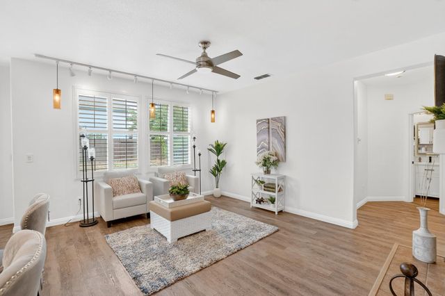 10090 Rojelio Ct, Elk Grove, CA 95757