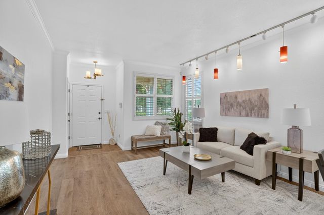 10090 Rojelio Ct, Elk Grove, CA 95757