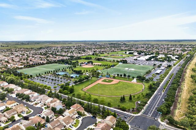 10090 Rojelio Ct, Elk Grove, CA 95757