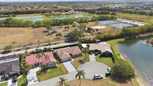 6520 Olde Moat Way, Davie, FL 33331