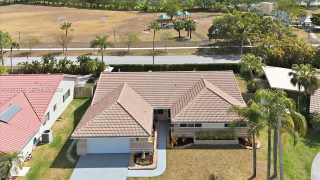 6520 Olde Moat Way, Davie, FL 33331