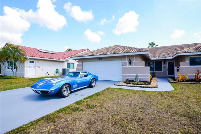 6520 Olde Moat Way, Davie, FL 33331