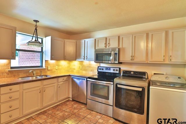 2402 Sampson Drive, Tyler, TX 75701