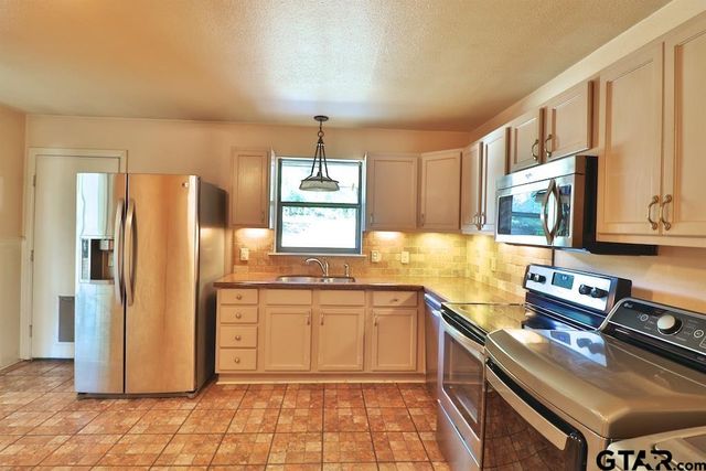 2402 Sampson Drive, Tyler, TX 75701