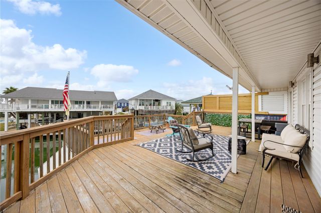 1114 Tiki Dr Drive, Tiki Island, TX 77554