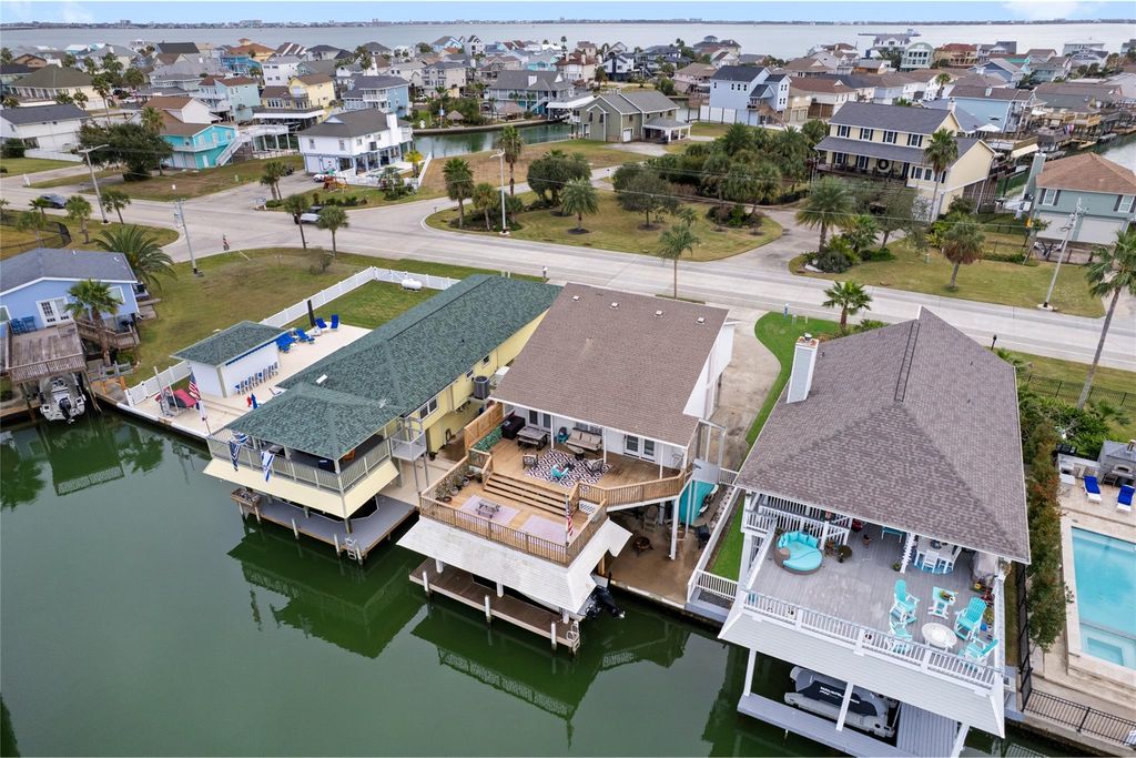 1114 Tiki Dr Drive, Tiki Island, TX 77554