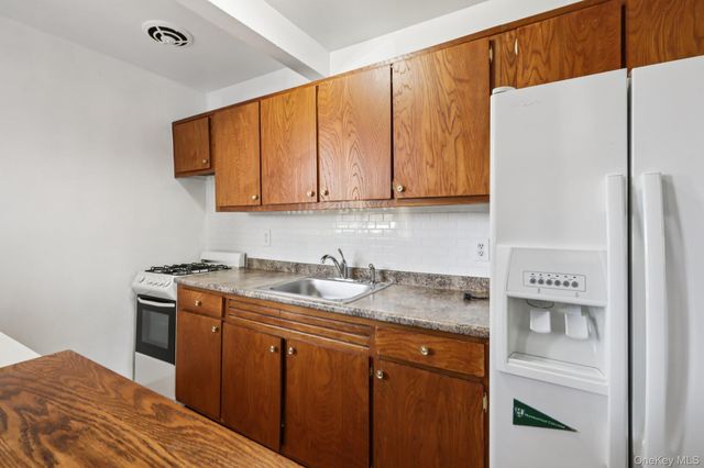 4 Wyndover Woods Lane 12, White Plains, NY 10603