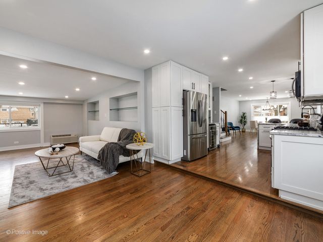 7225 N East Prairie Road, Lincolnwood, IL 60712