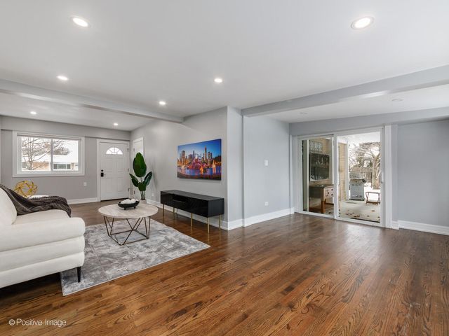 7225 N East Prairie Road, Lincolnwood, IL 60712