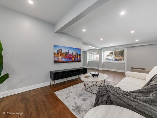 7225 N East Prairie Road, Lincolnwood, IL 60712