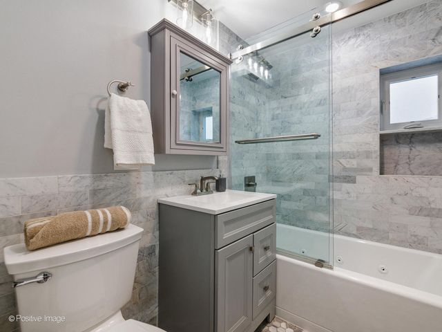 7225 N East Prairie Road, Lincolnwood, IL 60712