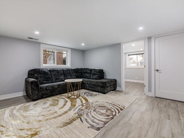 7225 N East Prairie Road, Lincolnwood, IL 60712