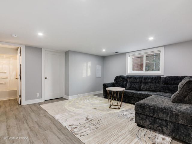 7225 N East Prairie Road, Lincolnwood, IL 60712