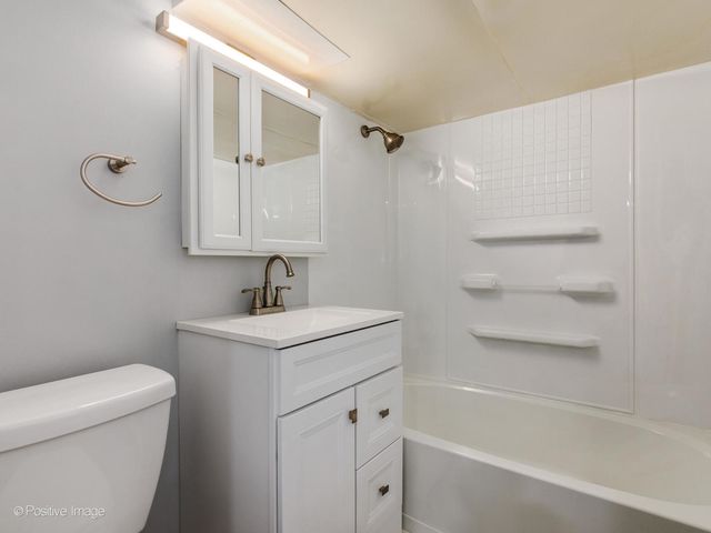 7225 N East Prairie Road, Lincolnwood, IL 60712