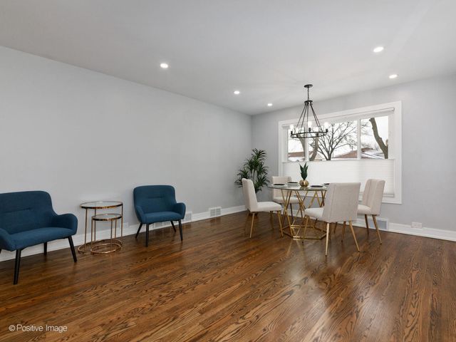 7225 N East Prairie Road, Lincolnwood, IL 60712