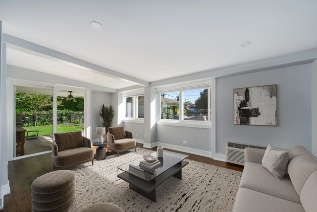 7225 N East Prairie Road, Lincolnwood, IL 60712