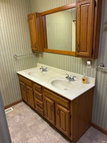 909 N Washington Street, Bicknell, IN 47512
