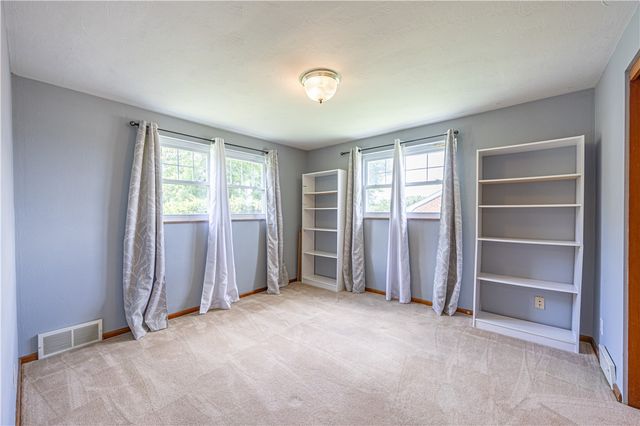 156 Mclaughlin Dr, New Kensington, PA 15068