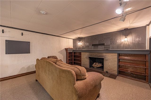 156 Mclaughlin Dr, New Kensington, PA 15068