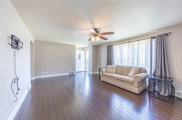 156 Mclaughlin Dr, New Kensington, PA 15068
