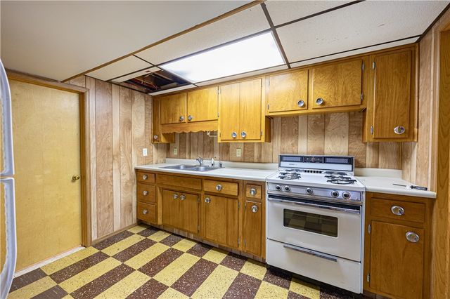 156 Mclaughlin Dr, New Kensington, PA 15068