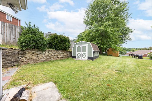 156 Mclaughlin Dr, New Kensington, PA 15068