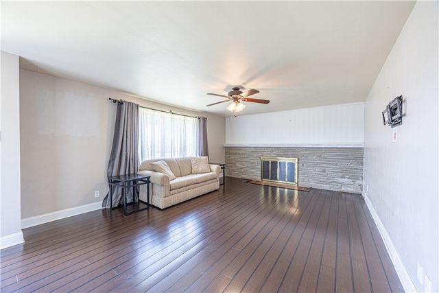 156 Mclaughlin Dr, New Kensington, PA 15068